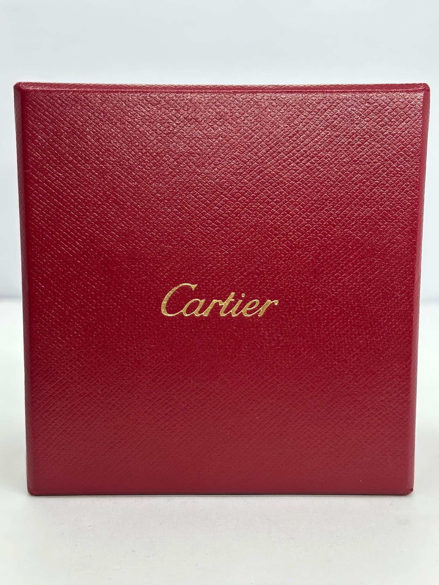 Solitaire Cartier 1895 en platine, alliant élégance historique et raffinement intemporel. Ce bijou d’exception met en valeur un diamant central de prestige dans un design épuré et sophistiqué. Idéal pour les collectionneurs et les amateurs de pièces vintage, ce solitaire symbolise le luxe et l’art joaillier de Cartier.