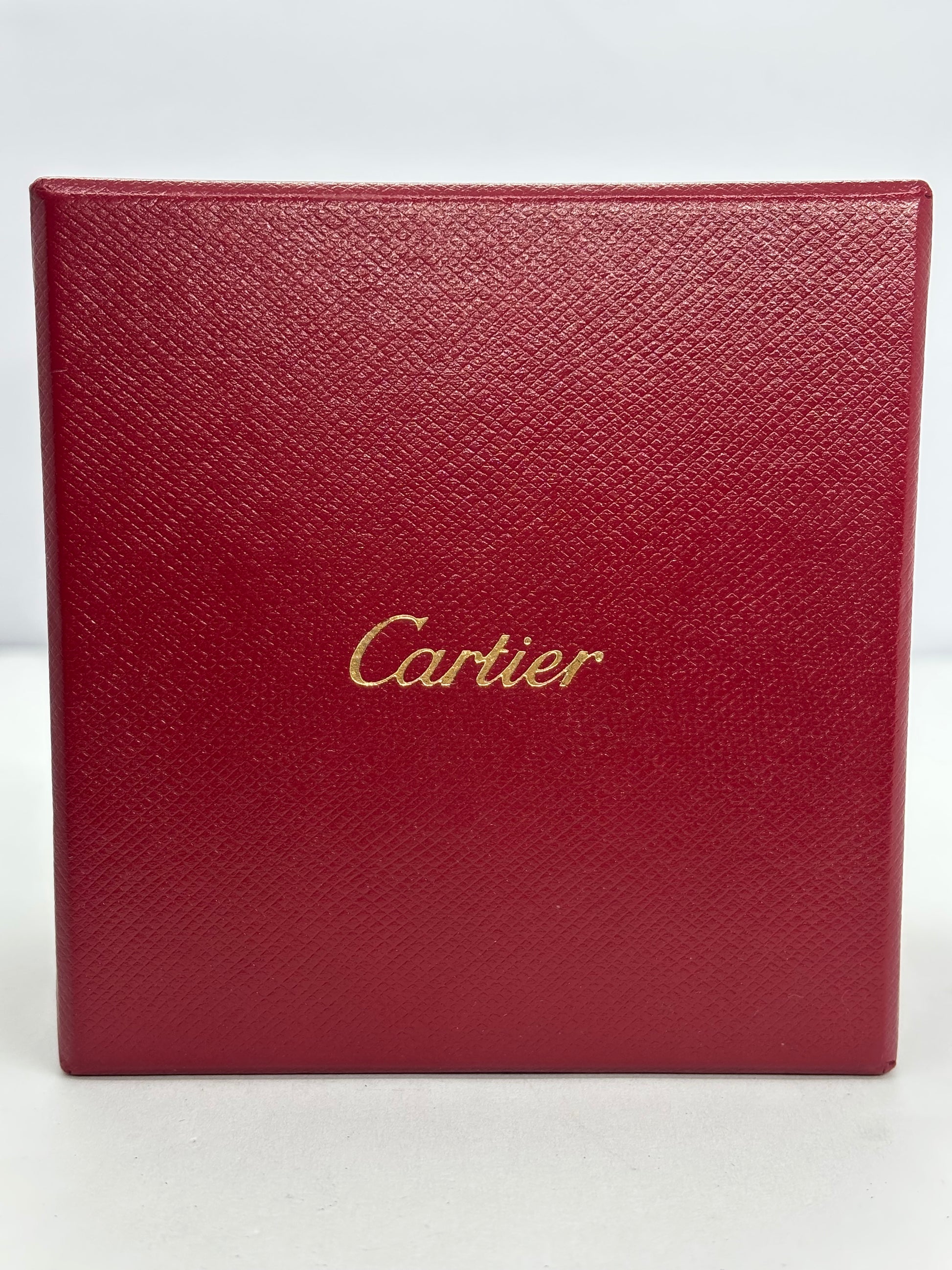 Solitaire Cartier 1895 en platine, alliant élégance historique et raffinement intemporel. Ce bijou d’exception met en valeur un diamant central de prestige dans un design épuré et sophistiqué. Idéal pour les collectionneurs et les amateurs de pièces vintage, ce solitaire symbolise le luxe et l’art joaillier de Cartier.