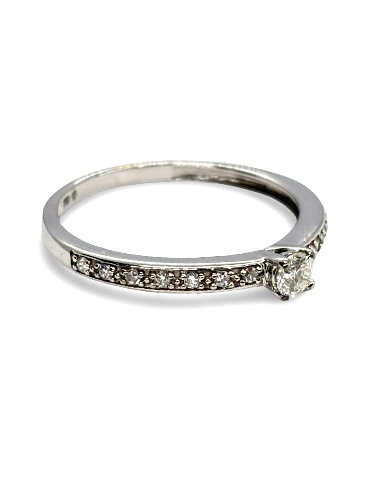 Élégante bague solitaire en or blanc, sublimée par un diamant central de 0,24 carat d’une brillance exceptionnelle. Un bijou raffiné qui incarne la pureté et l’éclat intemporel du diamant, parfait pour une demande en mariage ou pour symboliser un amour éternel avec finesse et sophistication.