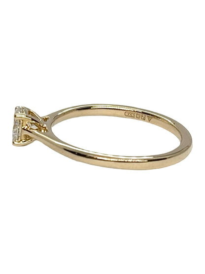 Bague solitaire en or jaune 18 carats (750/1000) sertie d’un diamant de 0,35 carat. Ce bijou élégant met en valeur l’éclat du diamant central, sublimé par la chaleur lumineuse de l’or jaune. Cette bague en or jaune et diamant séduit par son style intemporel et raffiné. Idéale comme bague de fiançailles, solitaire diamant ou cadeau précieux, elle symbolise l’amour et l’engagement. Un bijou délicat qui associe élégance classique, brillance et sophistication pour accompagner chaque occasion.