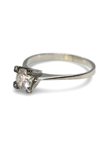 Solitaire en or blanc 18K serti d’un diamant de 0,50 carat, au design élégant et intemporel. Bague raffinée mettant en valeur l’éclat de la pierre centrale, idéale pour une demande en mariage ou un bijou précieux du quotidien. Monture en or blanc poli offrant une finition brillante et durable, parfaite pour sublimer la main avec discrétion et sophistication.