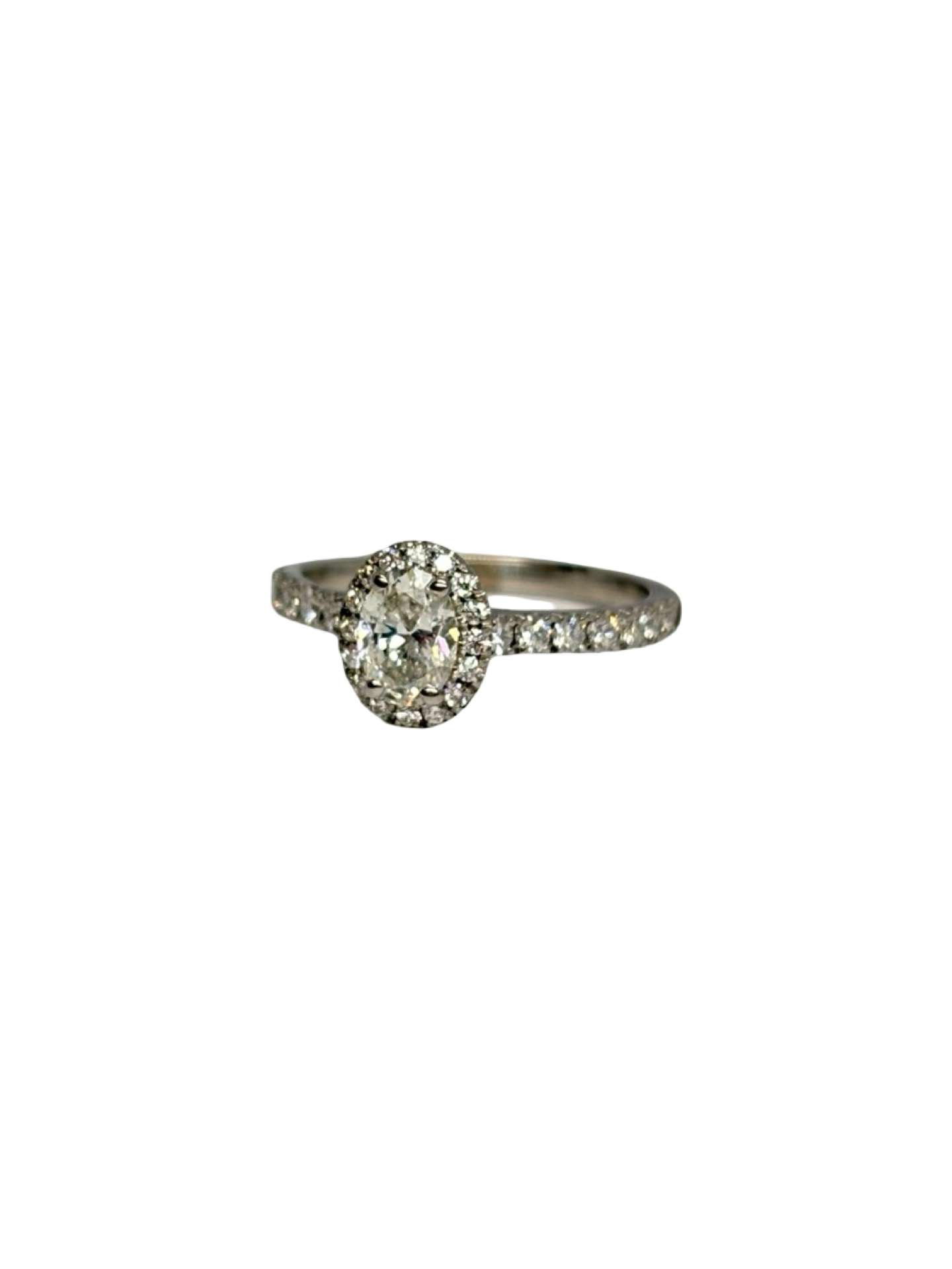 Bague solitaire en or blanc 18K ornée d’un diamant de 0,80 carat. Cette bague en or blanc 18 carats met en valeur un diamant central de 0,80 ct, idéal pour une demande en mariage, des fiançailles ou une occasion particulière. Son design intemporel et élégant sublime la pierre précieuse et apporte une touche de raffinement. Une bague solitaire en diamant délicate et lumineuse, parfaite pour celles qui recherchent un bijou classique et sophistiqué.