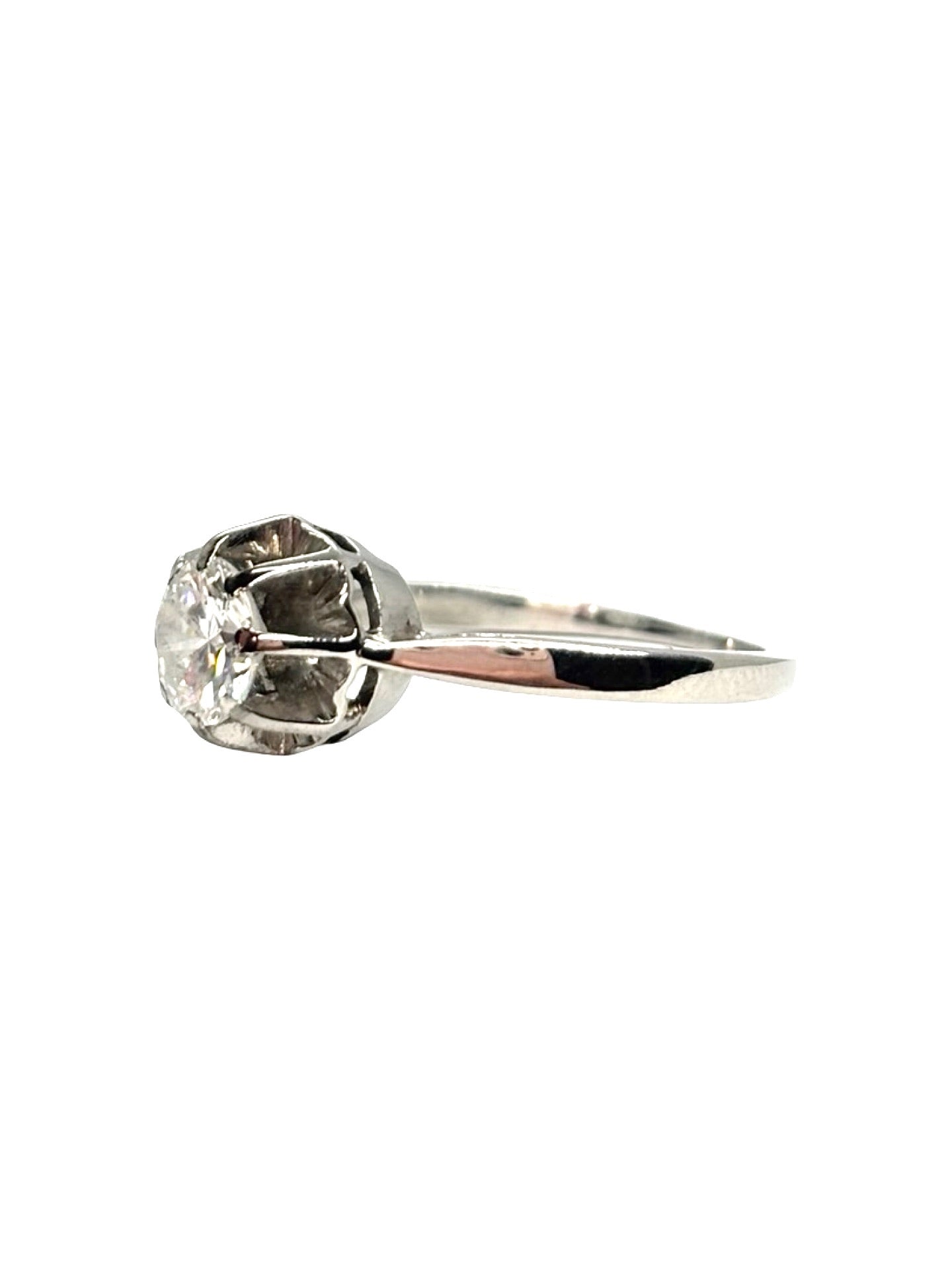 Solitaire en platine 950 serti d’un diamant de 0,85 carat, au design élégant et intemporel. Bague raffinée mettant en valeur l’éclat et la pureté de la pierre centrale. Monture en platine offrant solidité et brillance durable, idéale pour une demande en mariage ou un bijou d’exception. Une pièce précieuse alliant luxe, sobriété et sophistication.