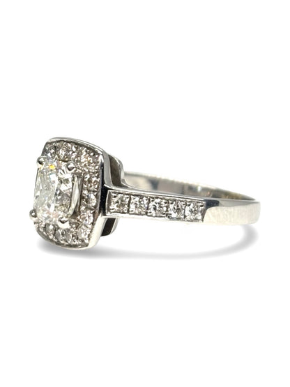 Bague solitaire en or blanc 18 carats sertie d'un diamant de 1,3 carat, au design intemporel et élégant. Cette bague met en valeur une pierre centrale éclatante grâce à une monture raffinée qui maximise sa brillance. Idéale comme bague de fiançailles ou bijou d'exception, elle associe la pureté de l'or blanc à l'éclat du diamant pour un style classique et sophistiqué.
