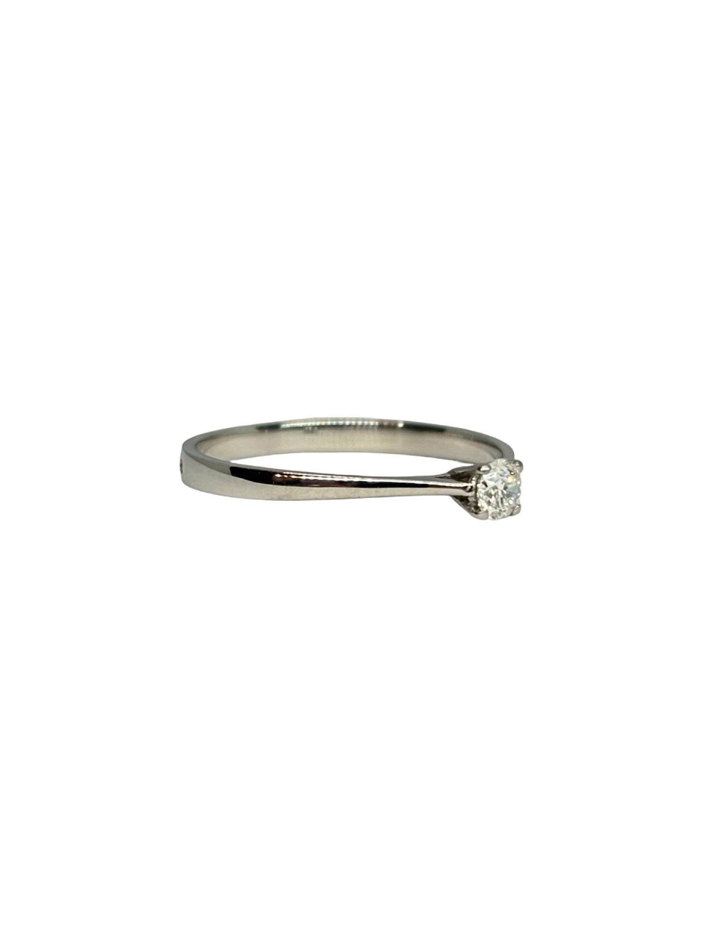 Bague solitaire en or blanc 18K (750/1000) sublimée par un diamant naturel de 0,16 carat. Ce bijou de mariage au design intemporel et élégant met en valeur la brillance d'une pierre centrale étincelante sur une monture fine en or blanc raffinée. Idéale comme bague de fiançailles ou cadeau d'anniversaire précieux pour femme, ce solitaire diamant 0,16 ct incarne le savoir-faire de la joaillerie fine. Un anneau d'exception moderne et lumineux pour marquer un moment inoubliable avec élégance.