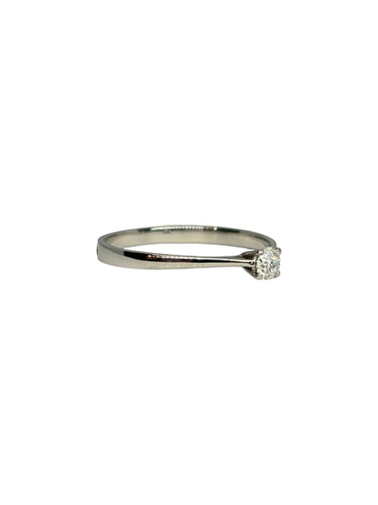 Bague solitaire en or blanc 18K (750/1000) sublimée par un diamant naturel de 0,16 carat. Ce bijou de mariage au design intemporel et élégant met en valeur la brillance d'une pierre centrale étincelante sur une monture fine en or blanc raffinée. Idéale comme bague de fiançailles ou cadeau d'anniversaire précieux pour femme, ce solitaire diamant 0,16 ct incarne le savoir-faire de la joaillerie fine. Un anneau d'exception moderne et lumineux pour marquer un moment inoubliable avec élégance.