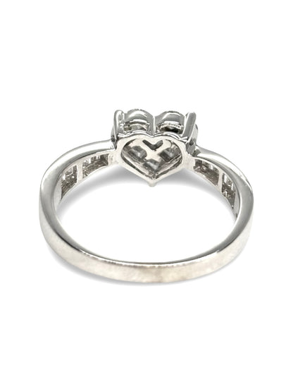 Solitaire cœur en or blanc 18 carats sublimé par un sertissage de diamants totalisant 0,79 carat. Cette bague élégante et romantique associe l’éclat de l’or blanc à la brillance des diamants pour un rendu raffiné. Un bijou intemporel, idéal pour célébrer un engagement, un anniversaire ou une occasion spéciale.