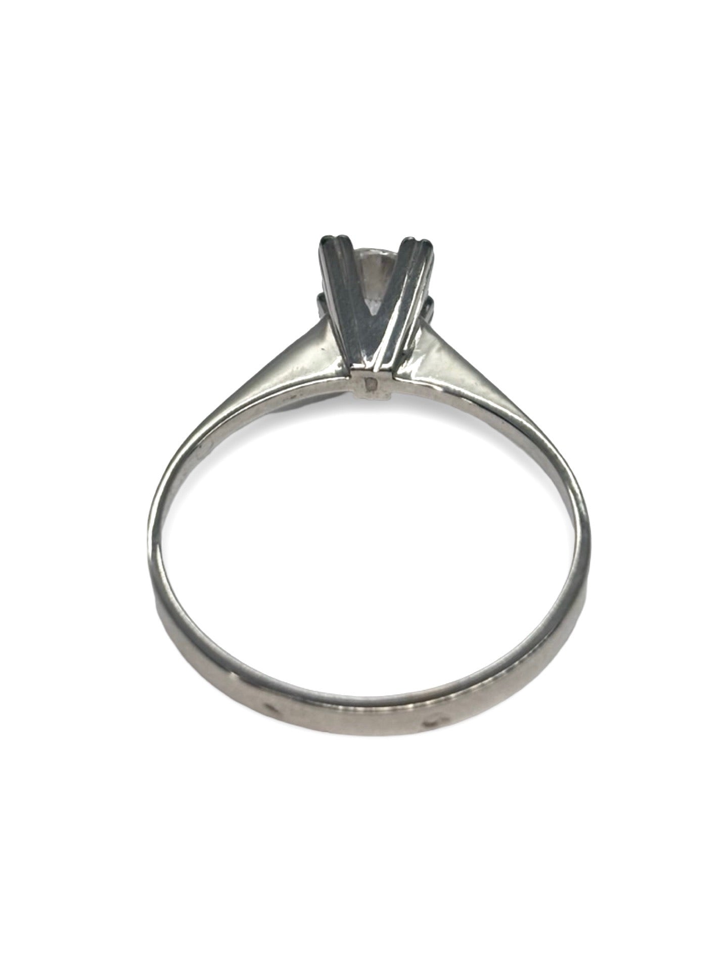 Solitaire en or blanc 18K serti d’un diamant de 0,50 carat, au design élégant et intemporel. Bague raffinée mettant en valeur l’éclat de la pierre centrale, idéale pour une demande en mariage ou un bijou précieux du quotidien. Monture en or blanc poli offrant une finition brillante et durable, parfaite pour sublimer la main avec discrétion et sophistication.