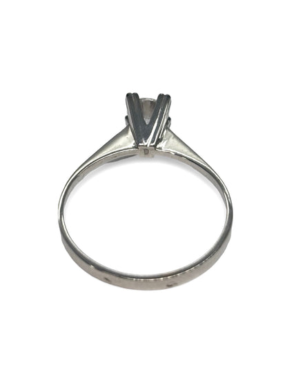 Solitaire en or blanc 18K serti d’un diamant de 0,50 carat, au design élégant et intemporel. Bague raffinée mettant en valeur l’éclat de la pierre centrale, idéale pour une demande en mariage ou un bijou précieux du quotidien. Monture en or blanc poli offrant une finition brillante et durable, parfaite pour sublimer la main avec discrétion et sophistication.