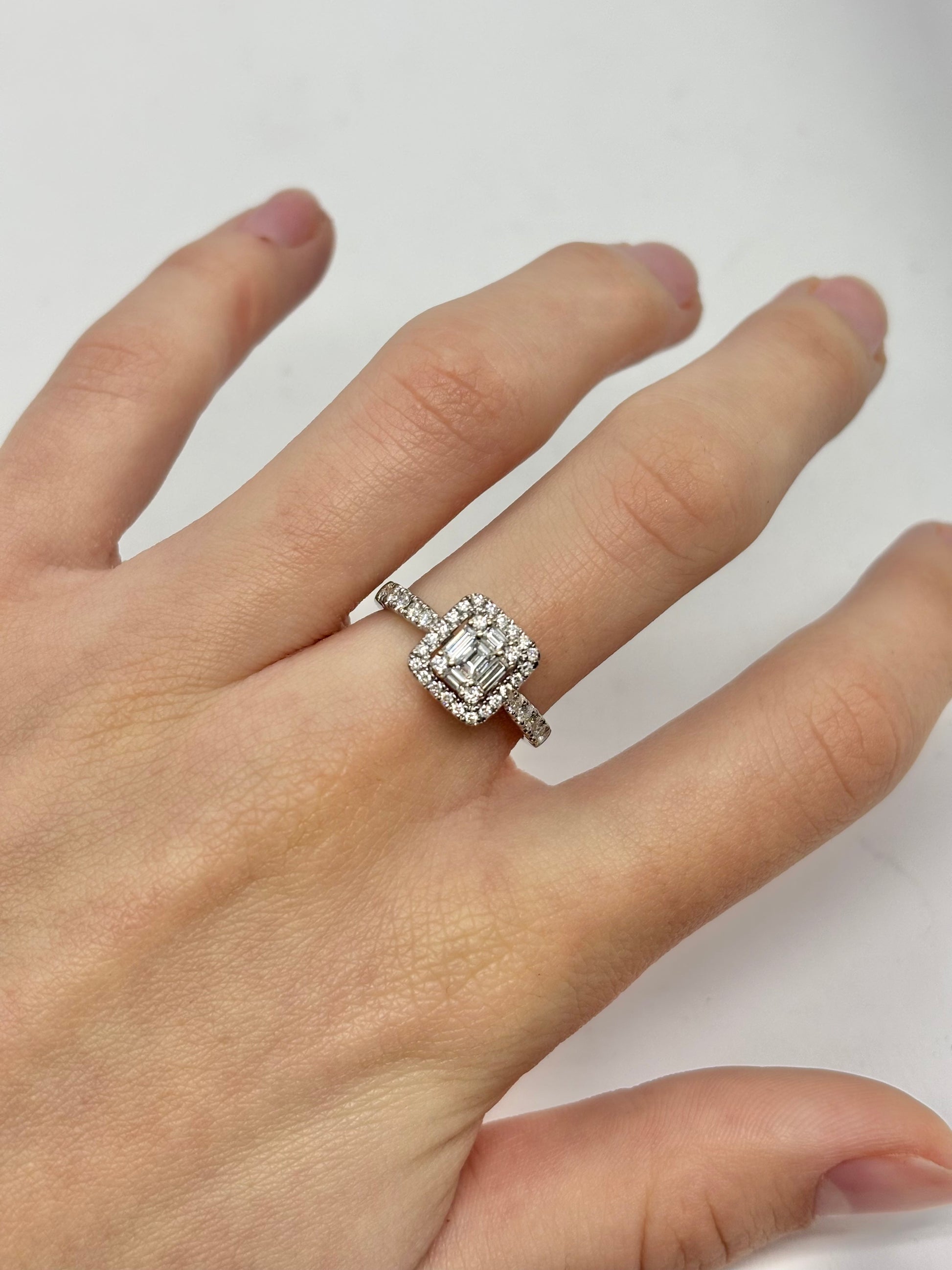 Solitaire en or blanc 18 carats serti d’un diamant de 0,67 carat. Cette bague élégante séduit par son éclat pur et la brillance raffinée de son diamant. Idéale comme bague de fiançailles ou bijou intemporel, elle incarne le charme classique et la sophistication discrète, apportant une touche précieuse et lumineuse à chaque instant.