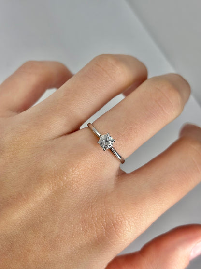 Solitaire en or blanc 18 carats avec diamant de 0,39 carat. Ce bijou raffiné met en valeur l’éclat pur du diamant et l’élégance de l’or blanc. Idéal pour un engagement ou une occasion spéciale, ce solitaire allie simplicité et sophistication, offrant une brillance intemporelle et un design classique qui sublime la main avec finesse et modernité.