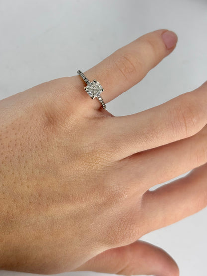 Solitaire en or blanc 18 carats serti d’un diamant de 1,3 carat. Ce bijou raffiné met en valeur l’éclat intense du diamant et l’élégance lumineuse de l’or blanc. Idéal pour un engagement ou une occasion spéciale, ce solitaire combine design classique et sophistication contemporaine, offrant une brillance remarquable qui sublime la main avec finesse et style.