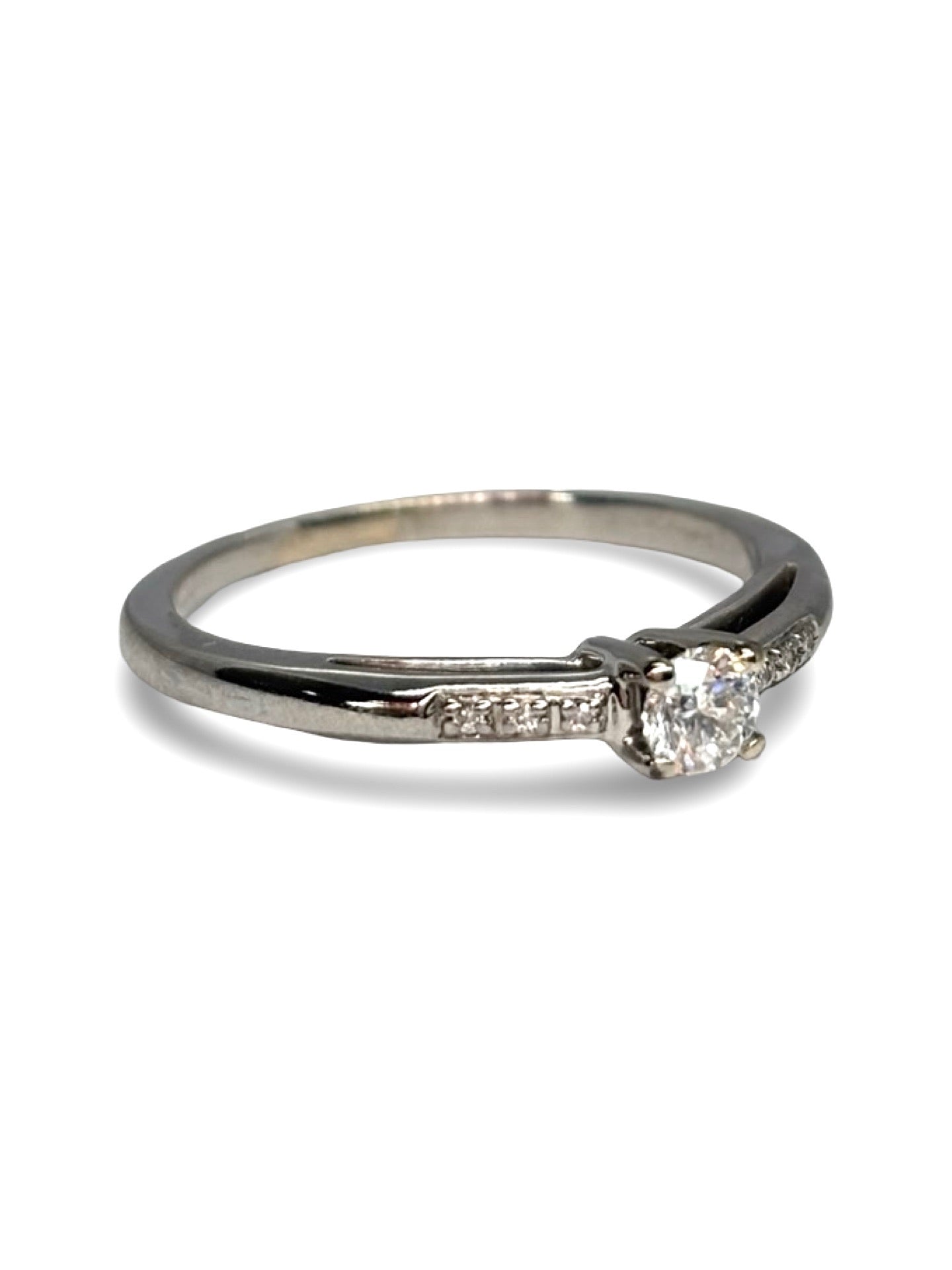 Solitaire « Tu es le sel de ma vie » en or blanc 18 carats serti de diamants. Bague élégante et romantique, symbole d’amour éternel, au design raffiné et lumineux. Idéale comme bague de fiançailles ou cadeau précieux, elle associe l’éclat des diamants à la pureté de l’or blanc pour une création intemporelle et sophistiquée.
