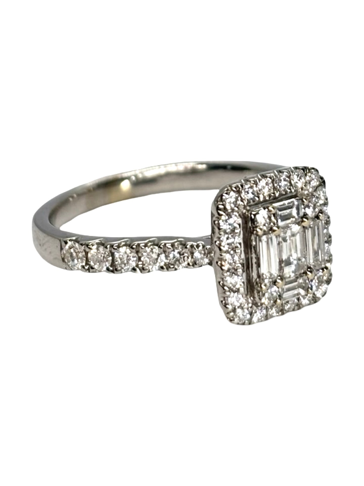 Solitaire en or blanc 18 carats serti d’un diamant de 0,67 carat. Cette bague élégante séduit par son éclat pur et la brillance raffinée de son diamant. Idéale comme bague de fiançailles ou bijou intemporel, elle incarne le charme classique et la sophistication discrète, apportant une touche précieuse et lumineuse à chaque instant.