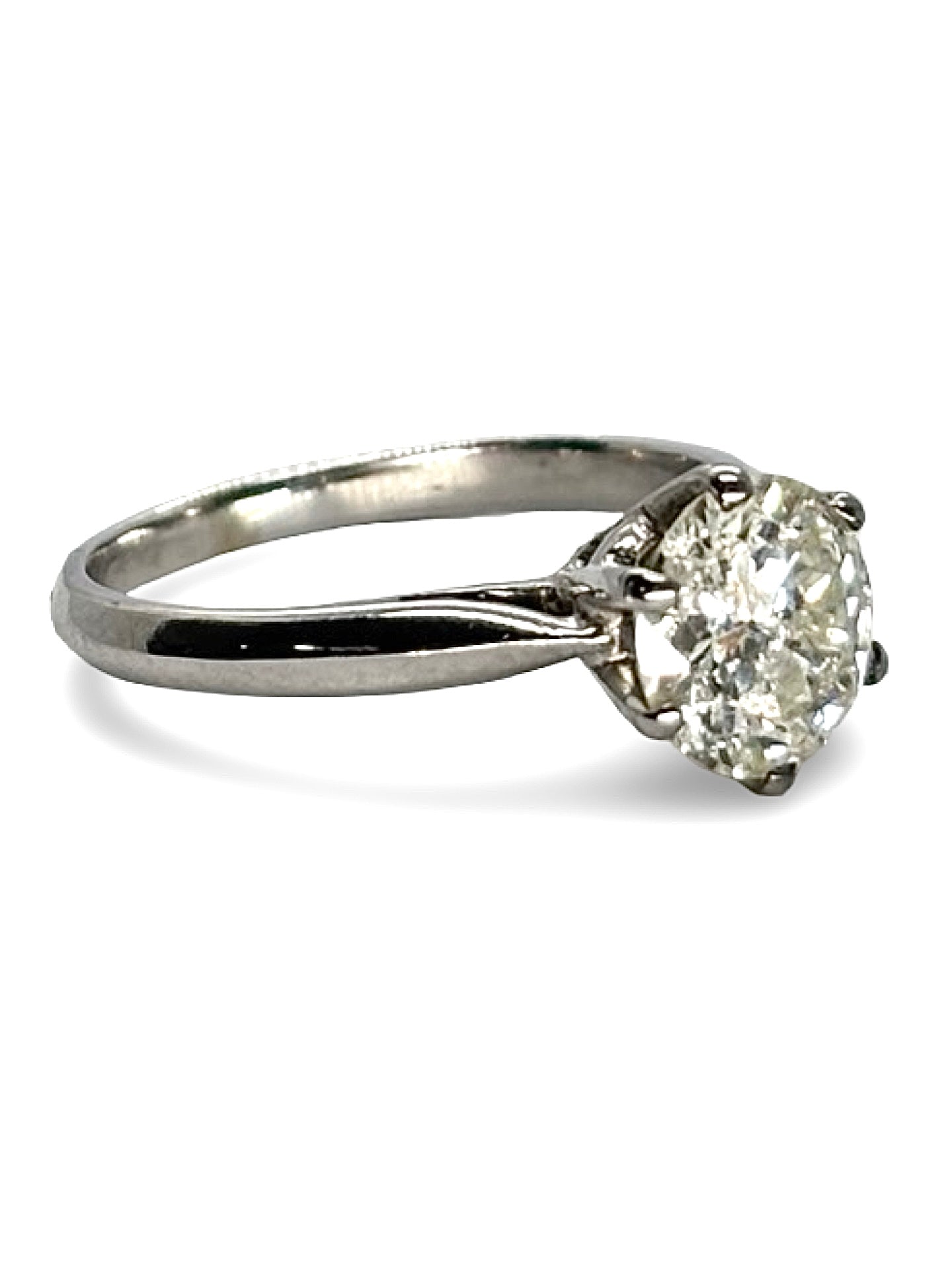 Solitaire en or blanc serti d’un diamant central de 1,40 carat, alliant élégance et brillance exceptionnelle. Cette bague de fiançailles intemporelle met en valeur le diamant grâce à un design épuré et raffiné, symbole d’amour et de raffinement. Idéale pour célébrer un engagement ou une occasion spéciale.