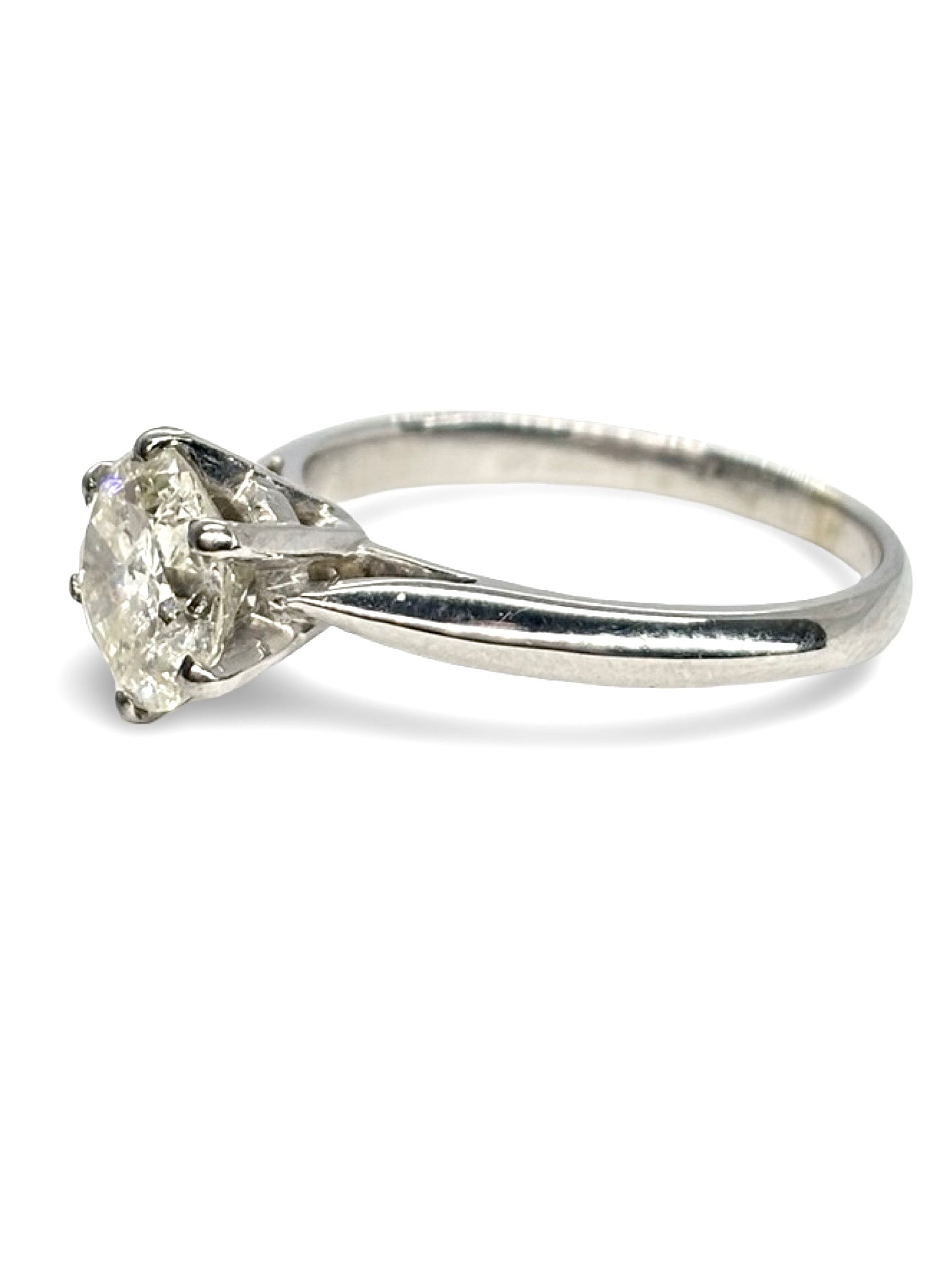 Solitaire en or blanc serti d’un diamant central de 1,40 carat, alliant élégance et brillance exceptionnelle. Cette bague de fiançailles intemporelle met en valeur le diamant grâce à un design épuré et raffiné, symbole d’amour et de raffinement. Idéale pour célébrer un engagement ou une occasion spéciale.