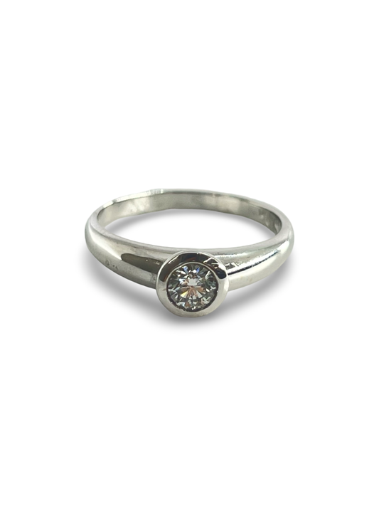 Découvrez ce magnifique solitaire en or blanc, sublimé par un diamant central de 0,50 ct en serti clos, offrant une élégance intemporelle et un éclat exceptionnel. Avec sa qualité F-VS1, cette bague raffinée allie pureté et modernité, idéale pour une demande en mariage ou un cadeau d’exception. Symbole d’amour et de raffinement, ce solitaire en diamant saura captiver tous les regards. 