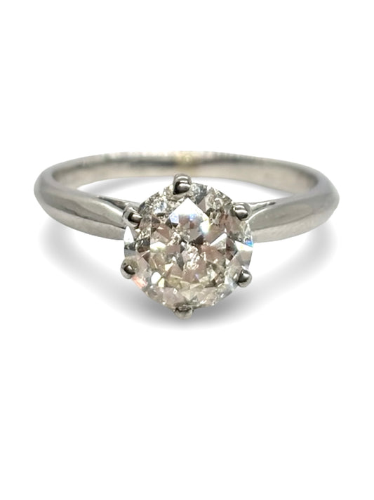 Solitaire en or blanc serti d’un diamant central de 1,40 carat, alliant élégance et brillance exceptionnelle. Cette bague de fiançailles intemporelle met en valeur le diamant grâce à un design épuré et raffiné, symbole d’amour et de raffinement. Idéale pour célébrer un engagement ou une occasion spéciale.