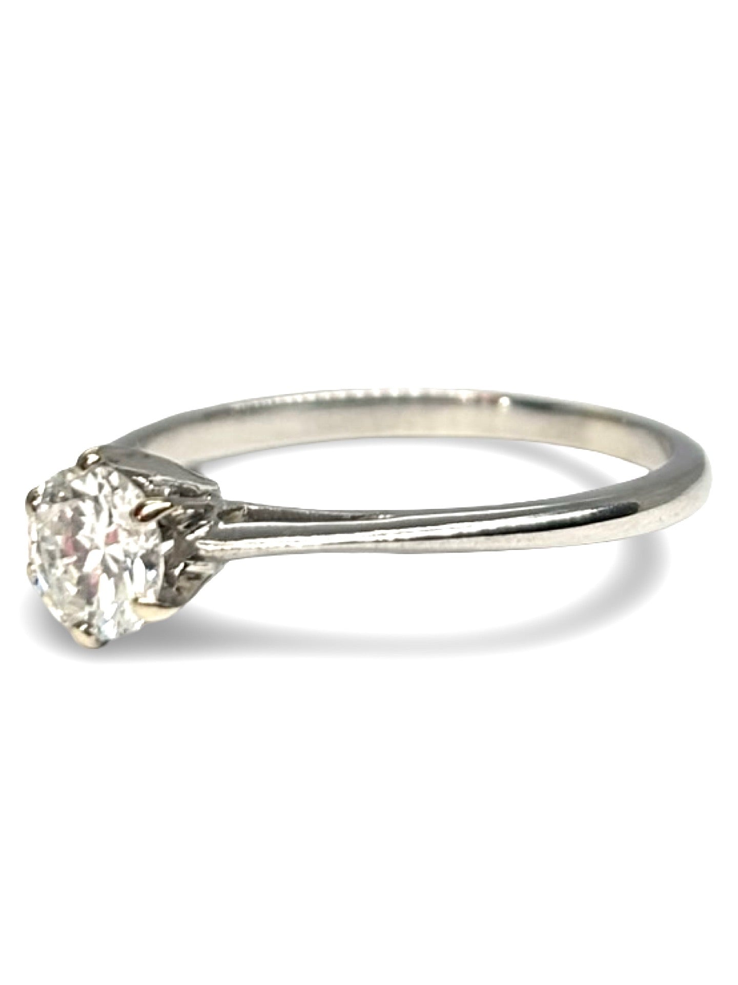 Solitaire en or blanc 18 carats serti d’un diamant taille brillant de 0,45 carat. Bague de fiançailles élégante et intemporelle, mettant en valeur la pureté et l’éclat naturel du diamant. Son design classique et raffiné souligne la pierre centrale et offre un bijou précieux, idéal pour une demande en mariage, un anniversaire ou un cadeau symbolique et durable.