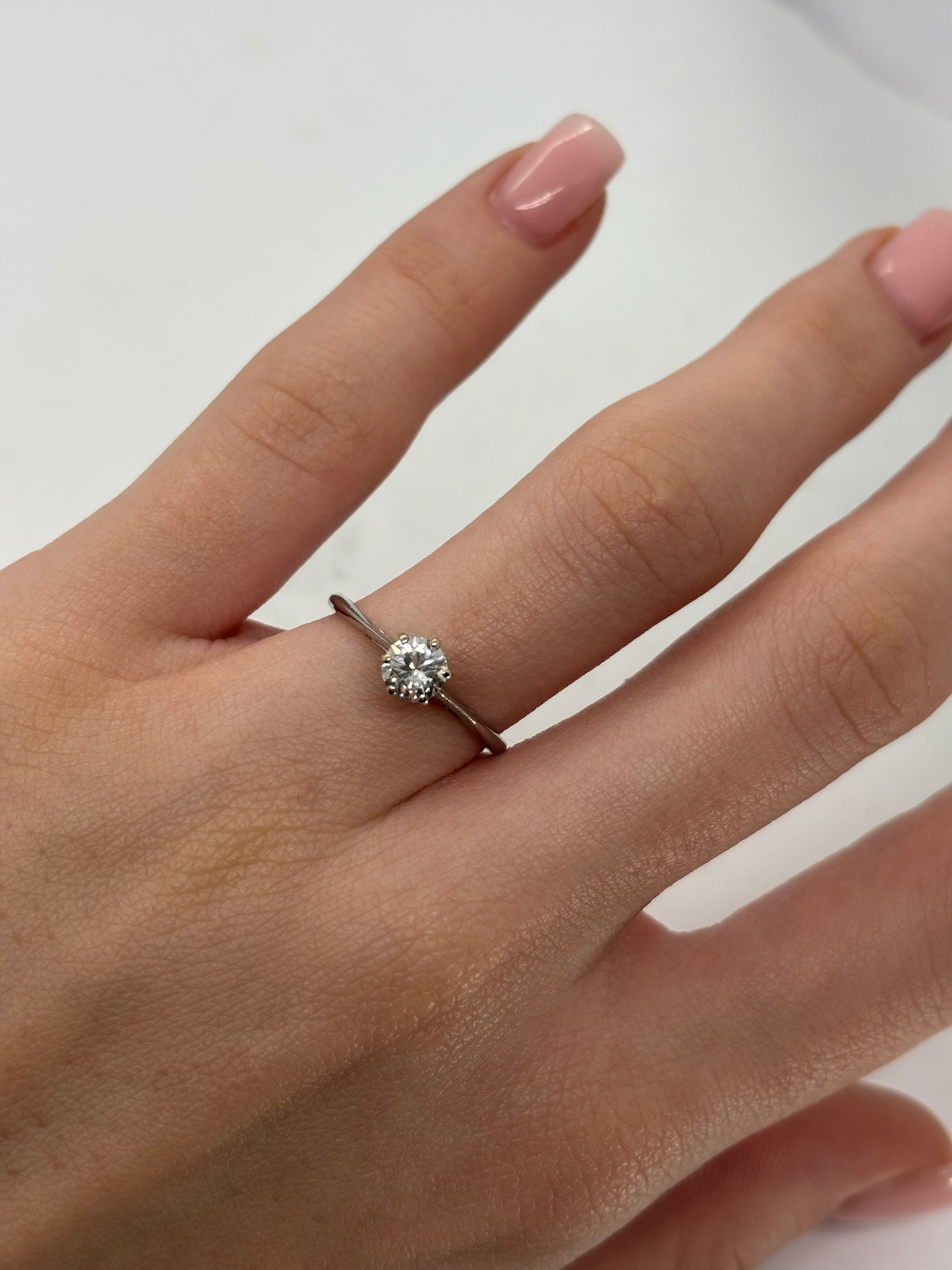 Solitaire en or blanc 18 carats serti d’un diamant taille brillant de 0,45 carat. Bague de fiançailles élégante et intemporelle, mettant en valeur la pureté et l’éclat naturel du diamant. Son design classique et raffiné souligne la pierre centrale et offre un bijou précieux, idéal pour une demande en mariage, un anniversaire ou un cadeau symbolique et durable.