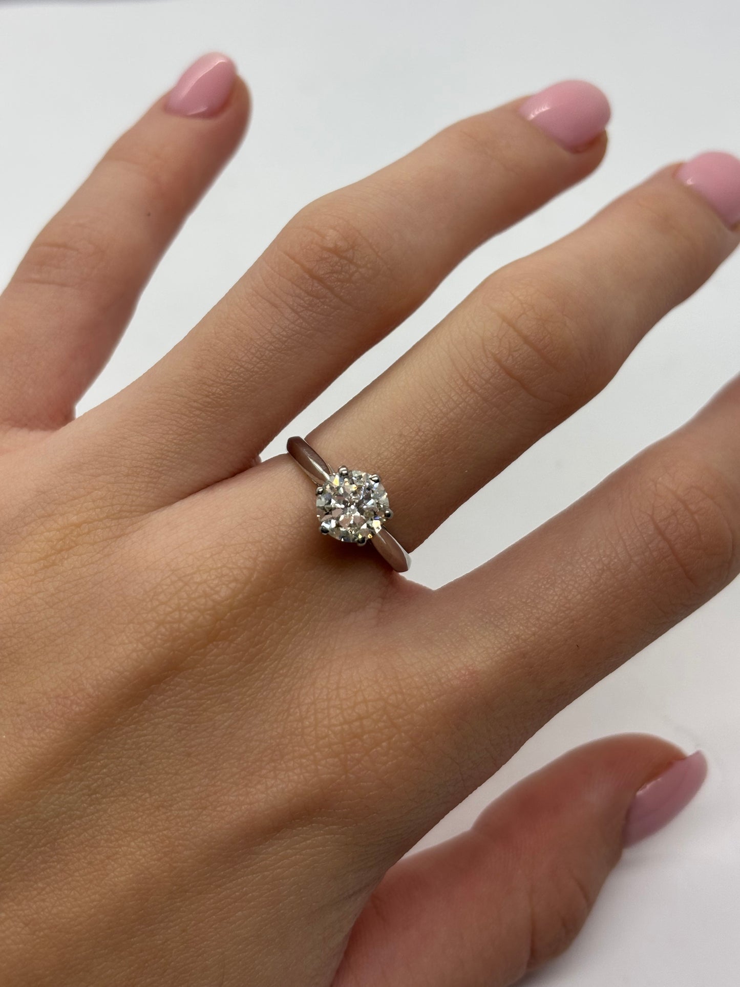 Solitaire en or blanc serti d’un diamant central de 1,40 carat, alliant élégance et brillance exceptionnelle. Cette bague de fiançailles intemporelle met en valeur le diamant grâce à un design épuré et raffiné, symbole d’amour et de raffinement. Idéale pour célébrer un engagement ou une occasion spéciale.