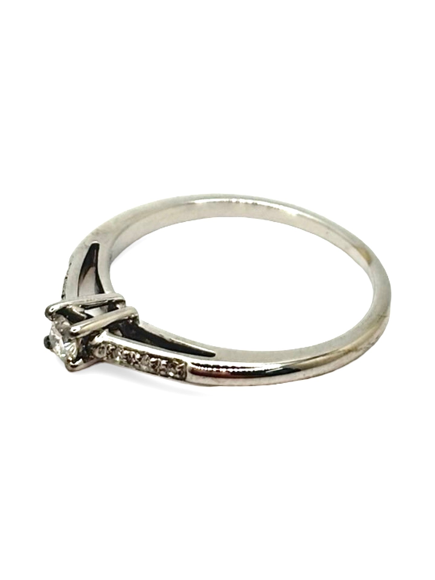 Solitaire Mauboussin en or blanc serti d’un diamant de 0,16 carat, au design élégant et épuré. Ce bijou raffiné met en valeur l’éclat du diamant, sublimé par la finesse de l’or blanc. Une bague intemporelle et lumineuse, idéale pour les amateurs de joaillerie précieuse, de pièces uniques et de bijoux sophistiqués au style classique.