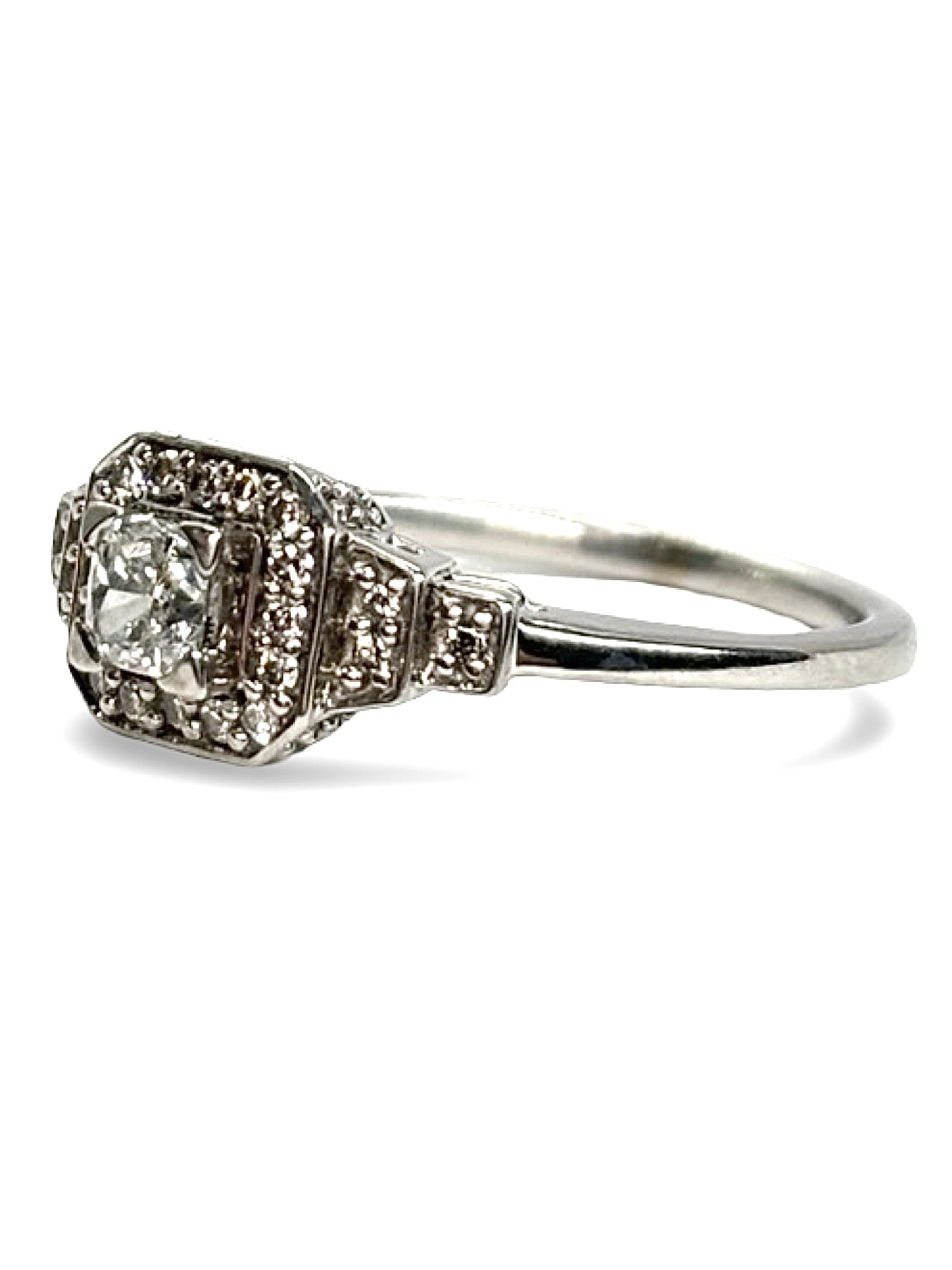 Solitaire en or blanc raffiné, orné d’un diamant central de 0,40 carat d’une brillance exceptionnelle. Alliance parfaite entre élégance intemporelle et éclat discret, ce bijou symbolise la pureté et l’amour éternel. Une création précieuse idéale pour une demande en mariage ou un cadeau d’exception.