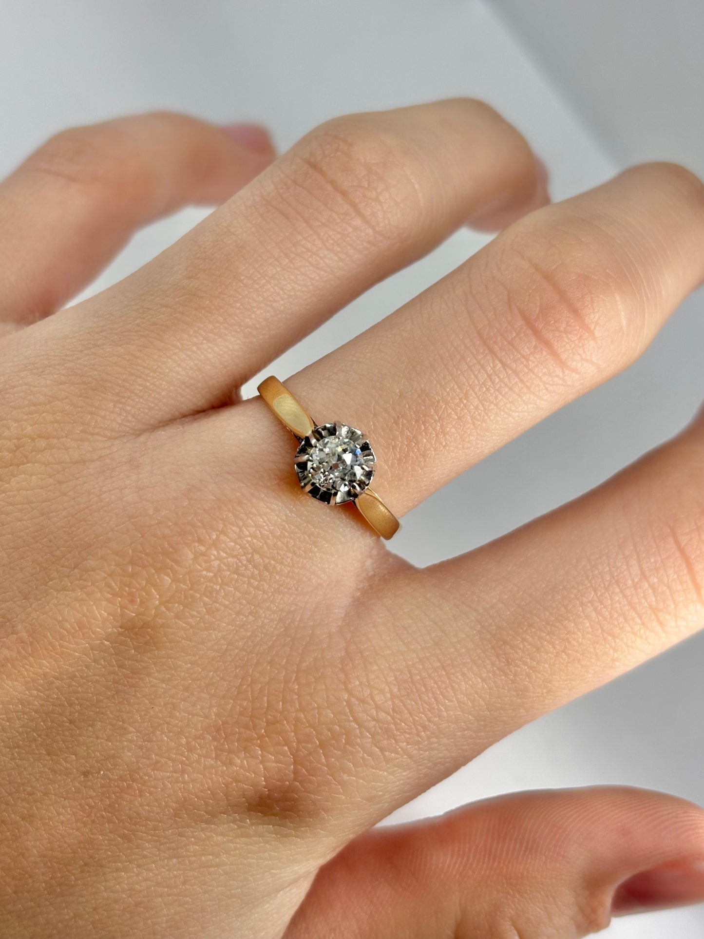 Solitaire en or jaune 18 carats serti d’un diamant de 0,50 carat. Ce bijou raffiné met en valeur l’éclat pur du diamant et la chaleur de l’or jaune. Idéal pour un engagement ou une occasion spéciale, ce solitaire allie élégance classique et modernité, offrant une brillance intemporelle et un design qui sublime la main avec finesse.