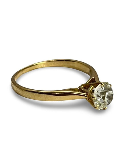 Solitaire en or jaune élégant, serti d’un diamant de 0,90 carat au scintillement intense. Ce bijou classique symbolise l’amour et l’engagement avec raffinement. Une pièce intemporelle qui allie la chaleur de l’or jaune à l’éclat exceptionnel du diamant, parfaite pour un cadeau précieux ou une demande en mariage.