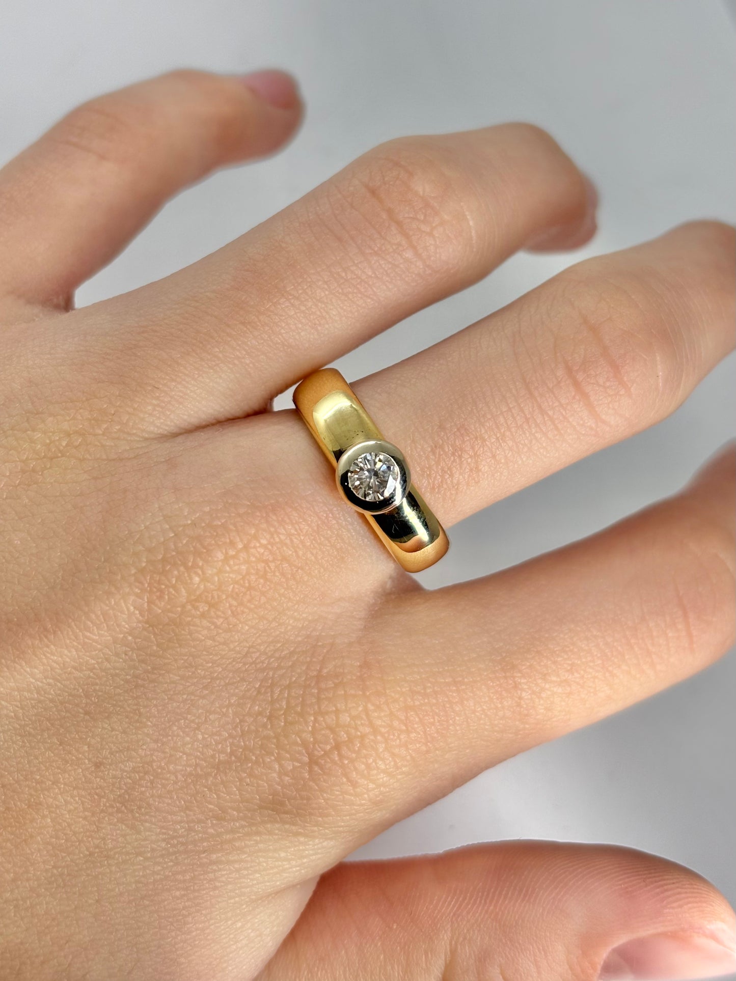 Solitaire en or jaune serti d’un diamant de 0,50 carat en serti clos. Ce bijou raffiné met en valeur l’éclat pur du diamant et la chaleur de l’or jaune. Idéal pour un engagement ou une occasion spéciale, ce solitaire allie élégance classique et modernité, offrant une brillance intemporelle qui sublime la main avec finesse et sophistication.