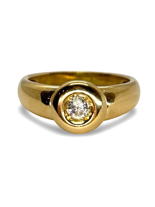 Sublime bague solitaire en or jaune ornée d’un diamant de 0,20 carat. Son design épuré met en valeur l’éclat du diamant, symbole d’amour et d’élégance intemporelle. Un bijou raffiné parfait pour une demande en mariage ou pour célébrer un moment précieux avec éclat et raffinement.