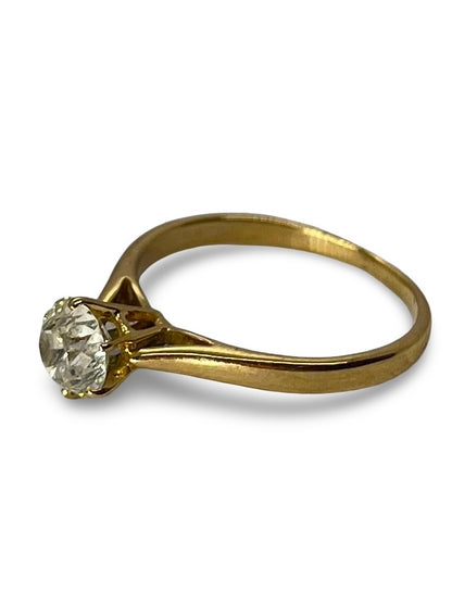 Solitaire en or jaune élégant, serti d’un diamant de 0,90 carat au scintillement intense. Ce bijou classique symbolise l’amour et l’engagement avec raffinement. Une pièce intemporelle qui allie la chaleur de l’or jaune à l’éclat exceptionnel du diamant, parfaite pour un cadeau précieux ou une demande en mariage.