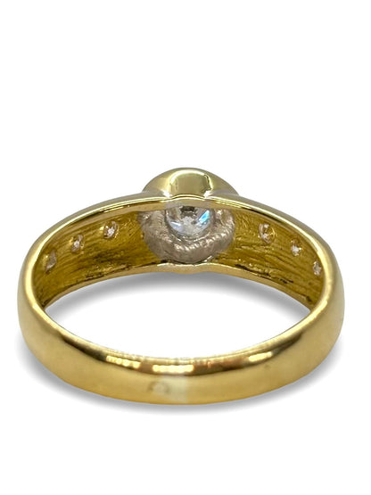 Élégant solitaire en or jaune 18 carats, sublimé par un diamant solitaire de 0,43 carat au éclat exceptionnel. Ce bijou classique et intemporel symbolise l’engagement et la pureté. Parfait pour une demande en mariage ou un cadeau précieux.