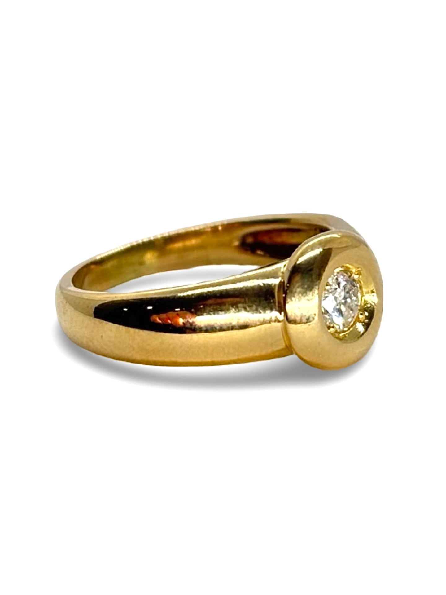 Sublime bague solitaire en or jaune ornée d’un diamant de 0,20 carat. Son design épuré met en valeur l’éclat du diamant, symbole d’amour et d’élégance intemporelle. Un bijou raffiné parfait pour une demande en mariage ou pour célébrer un moment précieux avec éclat et raffinement.