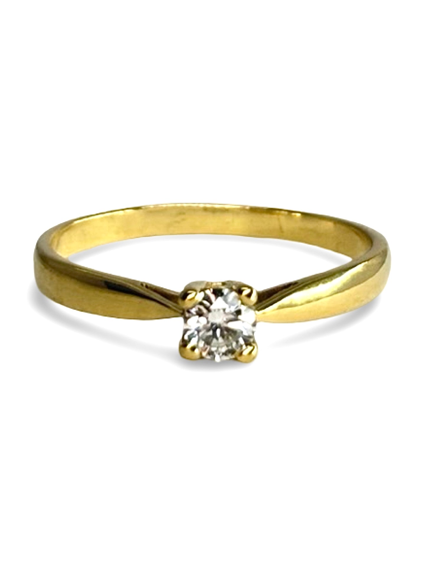 Solitaire en or jaune 18 carats serti d’un diamant taille brillant de 0,18 carat. Son design épuré et élégant met en valeur l’éclat naturel de la pierre ainsi que la chaleur lumineuse de l’or jaune. Intemporelle et raffinée, cette bague se porte aussi bien pour un engagement que comme bijou symbolique au quotidien, alliant simplicité et sophistication.