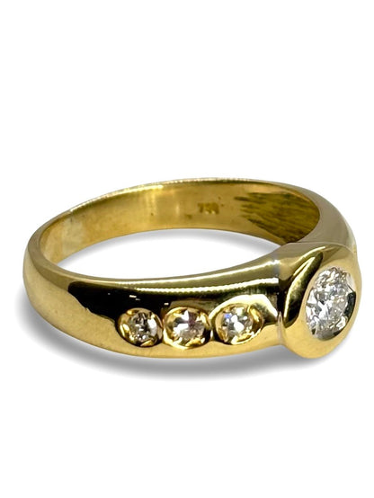 Élégant solitaire en or jaune 18 carats, sublimé par un diamant solitaire de 0,43 carat au éclat exceptionnel. Ce bijou classique et intemporel symbolise l’engagement et la pureté. Parfait pour une demande en mariage ou un cadeau précieux.