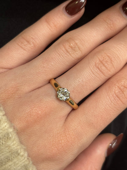 Solitaire en or jaune serti d’un diamant de 0,40 carat. Cette bague élégante met en valeur la brillance naturelle du diamant grâce à un sertissage solitaire qui sublime la pierre centrale. L’or jaune, apprécié pour sa chaleur et son éclat intemporel, contraste harmonieusement avec la pureté du diamant. Bijou raffiné et classique, ce solitaire est idéal comme bague de fiançailles ou comme symbole d’un engagement durable et précieux.