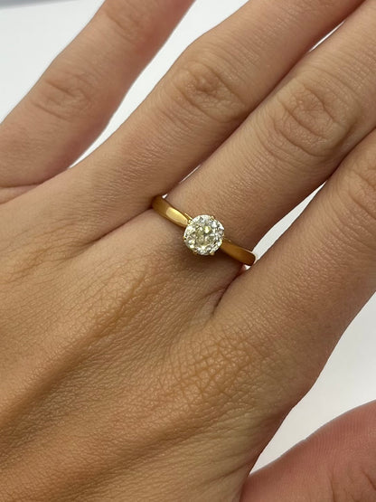 Solitaire en or jaune élégant, serti d’un diamant de 0,90 carat au scintillement intense. Ce bijou classique symbolise l’amour et l’engagement avec raffinement. Une pièce intemporelle qui allie la chaleur de l’or jaune à l’éclat exceptionnel du diamant, parfaite pour un cadeau précieux ou une demande en mariage.