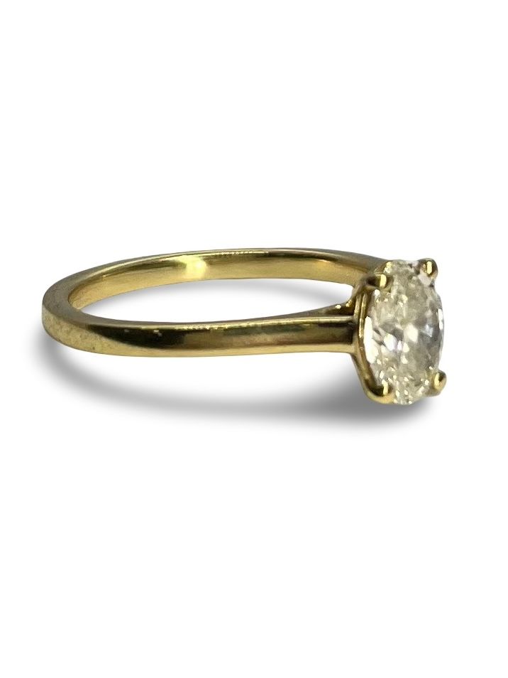 Solitaire en or jaune 18 carats, serti d’un diamant taille ovale de 0,70 carat. Ce bijou élégant allie finesse et éclat, mettant en valeur la beauté naturelle de la pierre. Parfait pour une déclaration d’amour ou une occasion spéciale, il symbolise un engagement précieux et durable avec un design classique et raffiné.