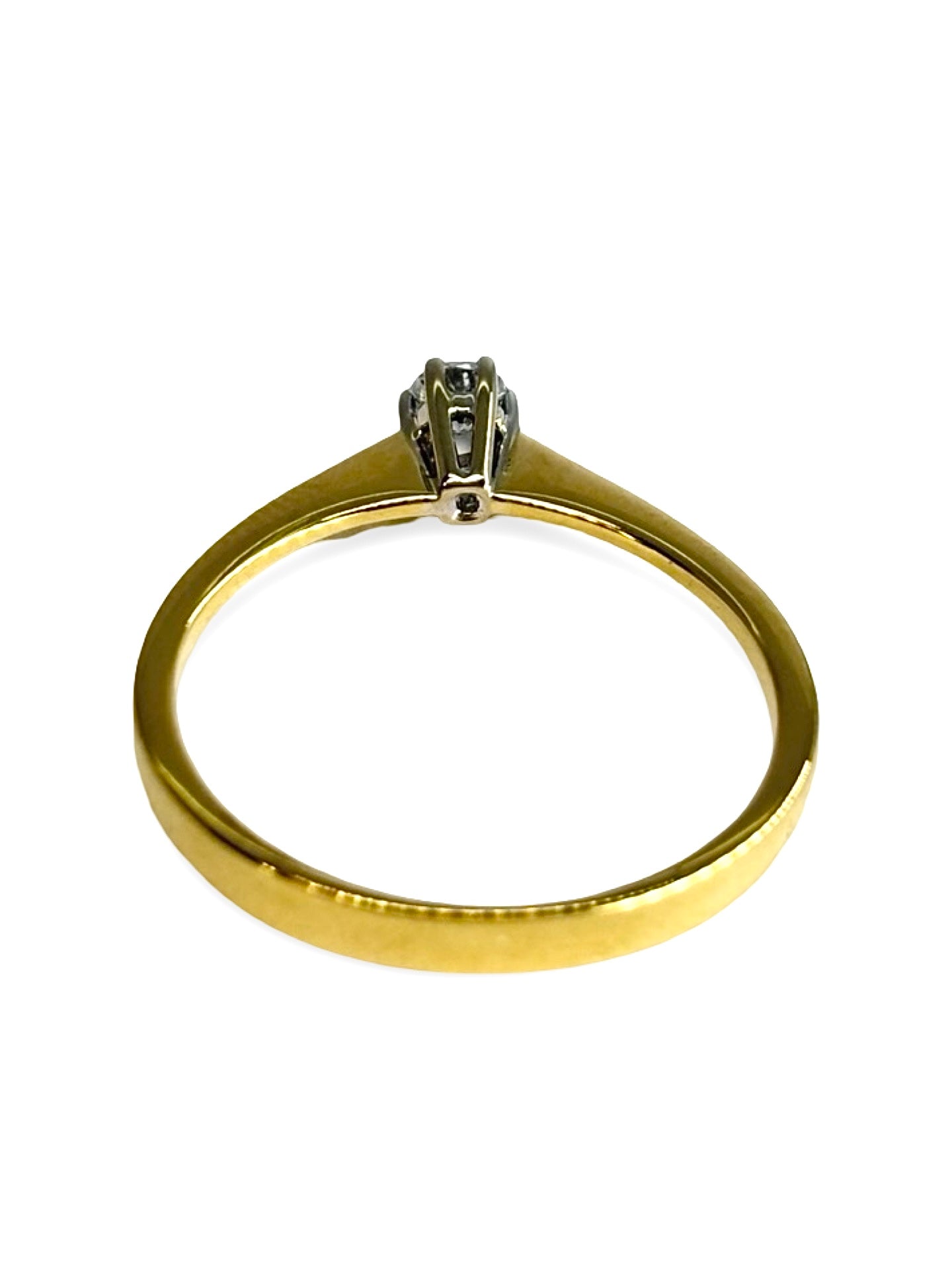 Solitaire en or jaune 18 carats serti d’un diamant taille brillant de 0,13 carat. Son design épuré met en valeur l’éclat naturel de la pierre et la chaleur lumineuse de l’or jaune. Élégante et intemporelle, cette bague incarne la simplicité raffinée et s’adapte aussi bien à une demande en mariage qu’à un bijou symbolique à porter au quotidien.