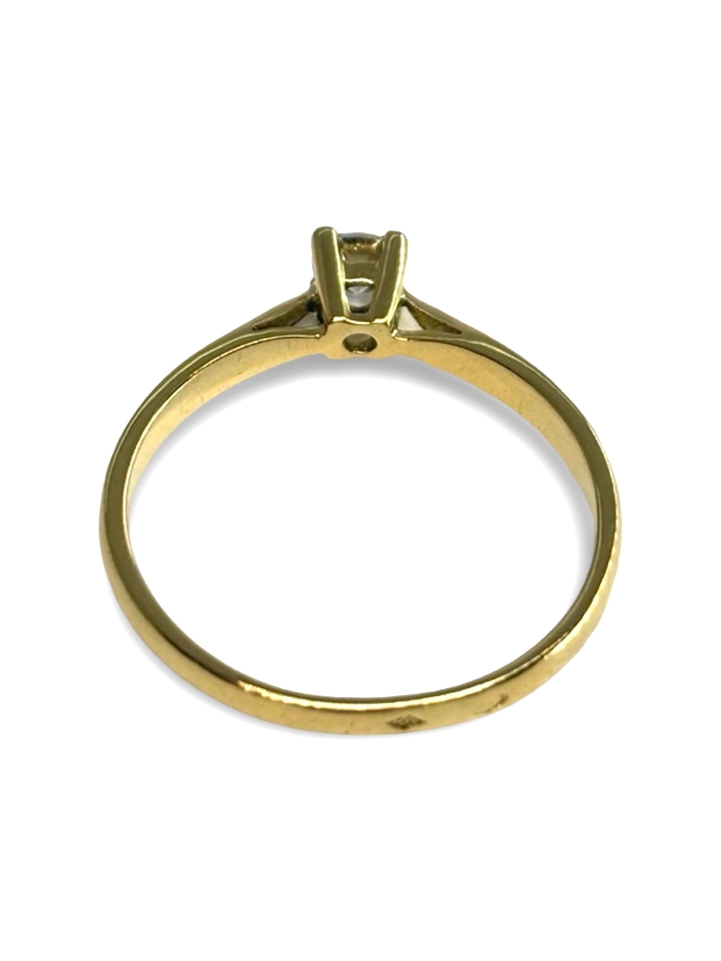 Solitaire en or jaune 18 carats serti d’un diamant taille brillant de 0,18 carat. Son design épuré et élégant met en valeur l’éclat naturel de la pierre ainsi que la chaleur lumineuse de l’or jaune. Intemporelle et raffinée, cette bague se porte aussi bien pour un engagement que comme bijou symbolique au quotidien, alliant simplicité et sophistication.