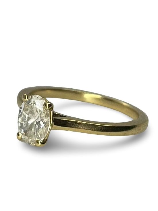 Solitaire en or jaune 18 carats, serti d’un diamant taille ovale de 0,70 carat. Ce bijou élégant allie finesse et éclat, mettant en valeur la beauté naturelle de la pierre. Parfait pour une déclaration d’amour ou une occasion spéciale, il symbolise un engagement précieux et durable avec un design classique et raffiné.