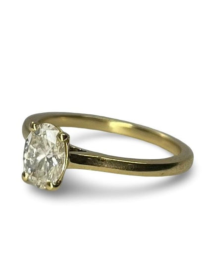 Solitaire en or jaune 18 carats, serti d’un diamant taille ovale de 0,70 carat. Ce bijou élégant allie finesse et éclat, mettant en valeur la beauté naturelle de la pierre. Parfait pour une déclaration d’amour ou une occasion spéciale, il symbolise un engagement précieux et durable avec un design classique et raffiné.
