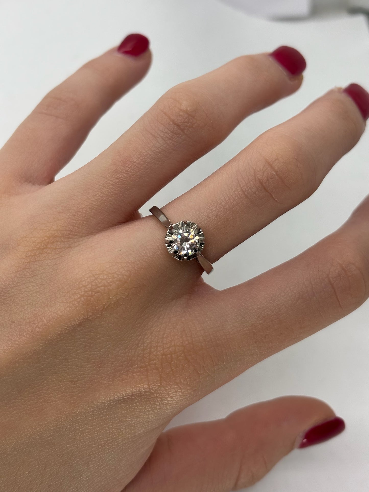 Solitaire en platine 950 serti d’un diamant de 0,85 carat, au design élégant et intemporel. Bague raffinée mettant en valeur l’éclat et la pureté de la pierre centrale. Monture en platine offrant solidité et brillance durable, idéale pour une demande en mariage ou un bijou d’exception. Une pièce précieuse alliant luxe, sobriété et sophistication.
