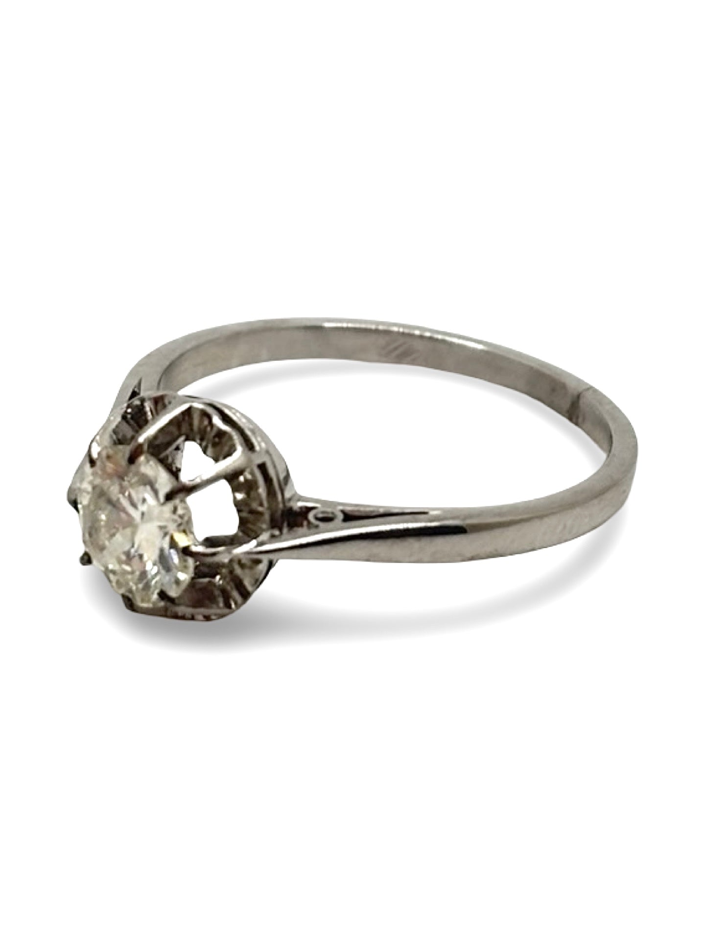 Solitaire en platine serti d’un diamant de 0,75 carat, au design élégant et épuré. Ce bijou intemporel met en valeur la pureté et l’éclat du diamant, sublimé par la finesse du platine. Une bague raffinée et classique, idéale pour les amateurs de joaillerie précieuse, de pièces uniques et de bijoux au style sophistiqué et lumineux.
