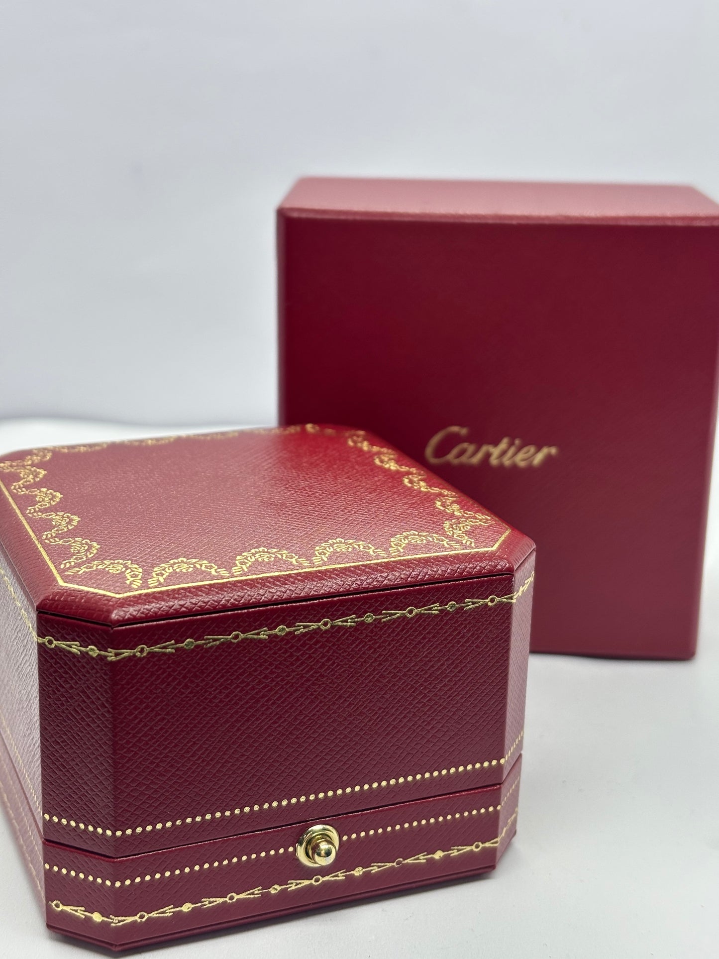 Solitaire Cartier 1895 en platine, alliant élégance historique et raffinement intemporel. Ce bijou d’exception met en valeur un diamant central de prestige dans un design épuré et sophistiqué. Idéal pour les collectionneurs et les amateurs de pièces vintage, ce solitaire symbolise le luxe et l’art joaillier de Cartier.