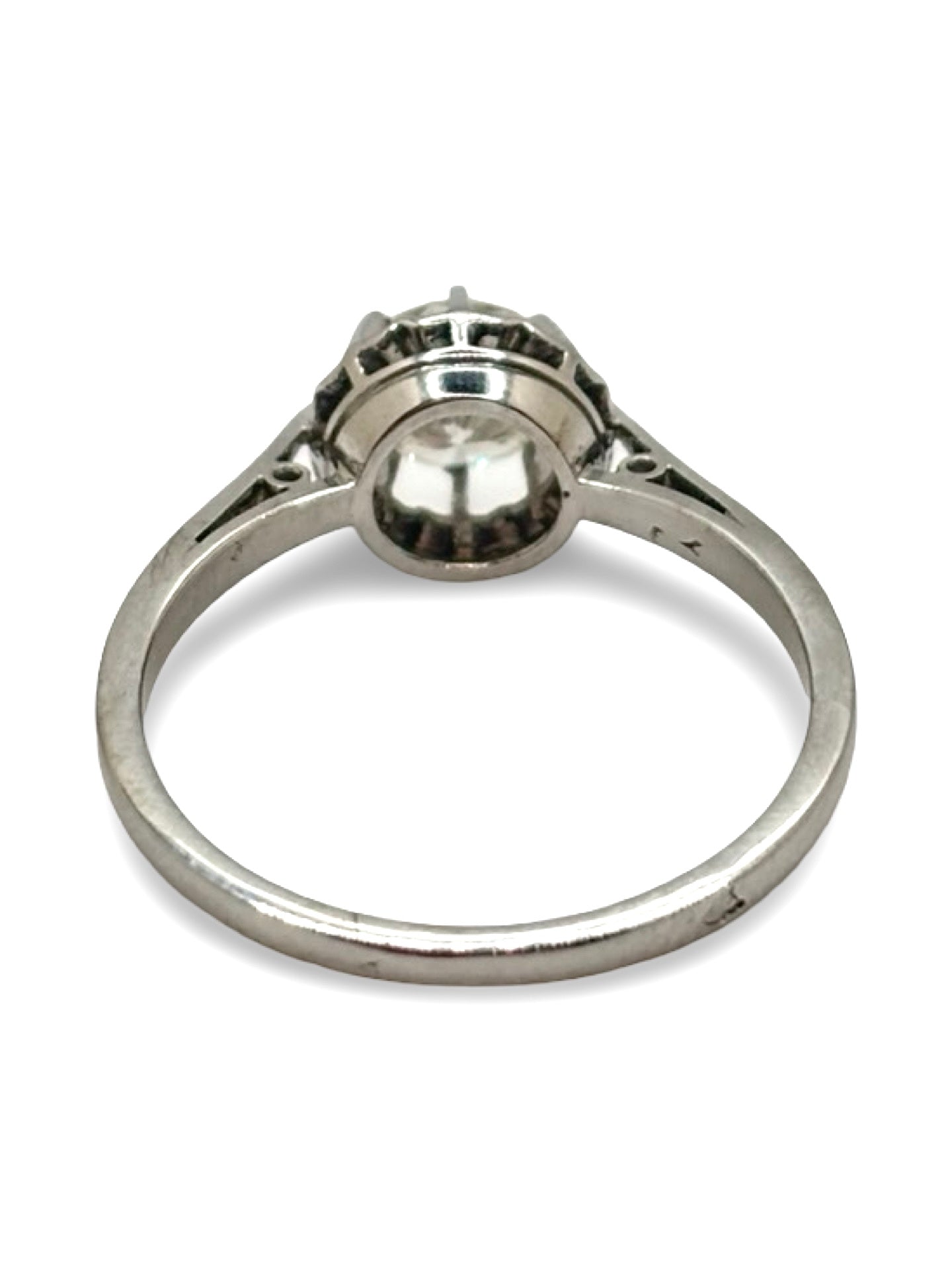 Solitaire en platine serti d’un diamant de 0,75 carat, au design élégant et épuré. Ce bijou intemporel met en valeur la pureté et l’éclat du diamant, sublimé par la finesse du platine. Une bague raffinée et classique, idéale pour les amateurs de joaillerie précieuse, de pièces uniques et de bijoux au style sophistiqué et lumineux.