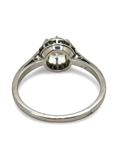 Solitaire en platine serti d’un diamant de 0,75 carat, au design élégant et épuré. Ce bijou intemporel met en valeur la pureté et l’éclat du diamant, sublimé par la finesse du platine. Une bague raffinée et classique, idéale pour les amateurs de joaillerie précieuse, de pièces uniques et de bijoux au style sophistiqué et lumineux.