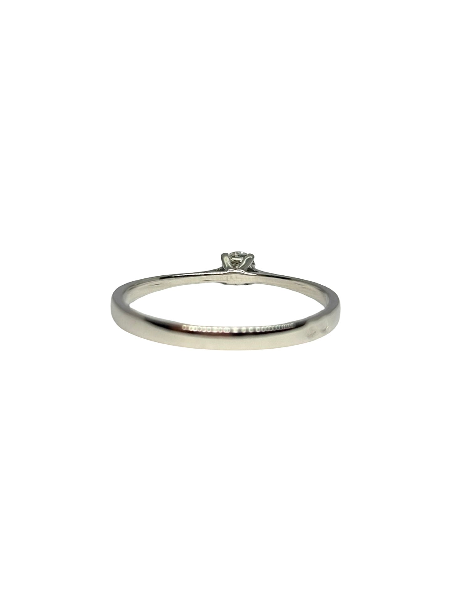 Bague solitaire en or blanc 18K (750/1000) sublimée par un diamant naturel de 0,16 carat. Ce bijou de mariage au design intemporel et élégant met en valeur la brillance d'une pierre centrale étincelante sur une monture fine en or blanc raffinée. Idéale comme bague de fiançailles ou cadeau d'anniversaire précieux pour femme, ce solitaire diamant 0,16 ct incarne le savoir-faire de la joaillerie fine. Un anneau d'exception moderne et lumineux pour marquer un moment inoubliable avec élégance.