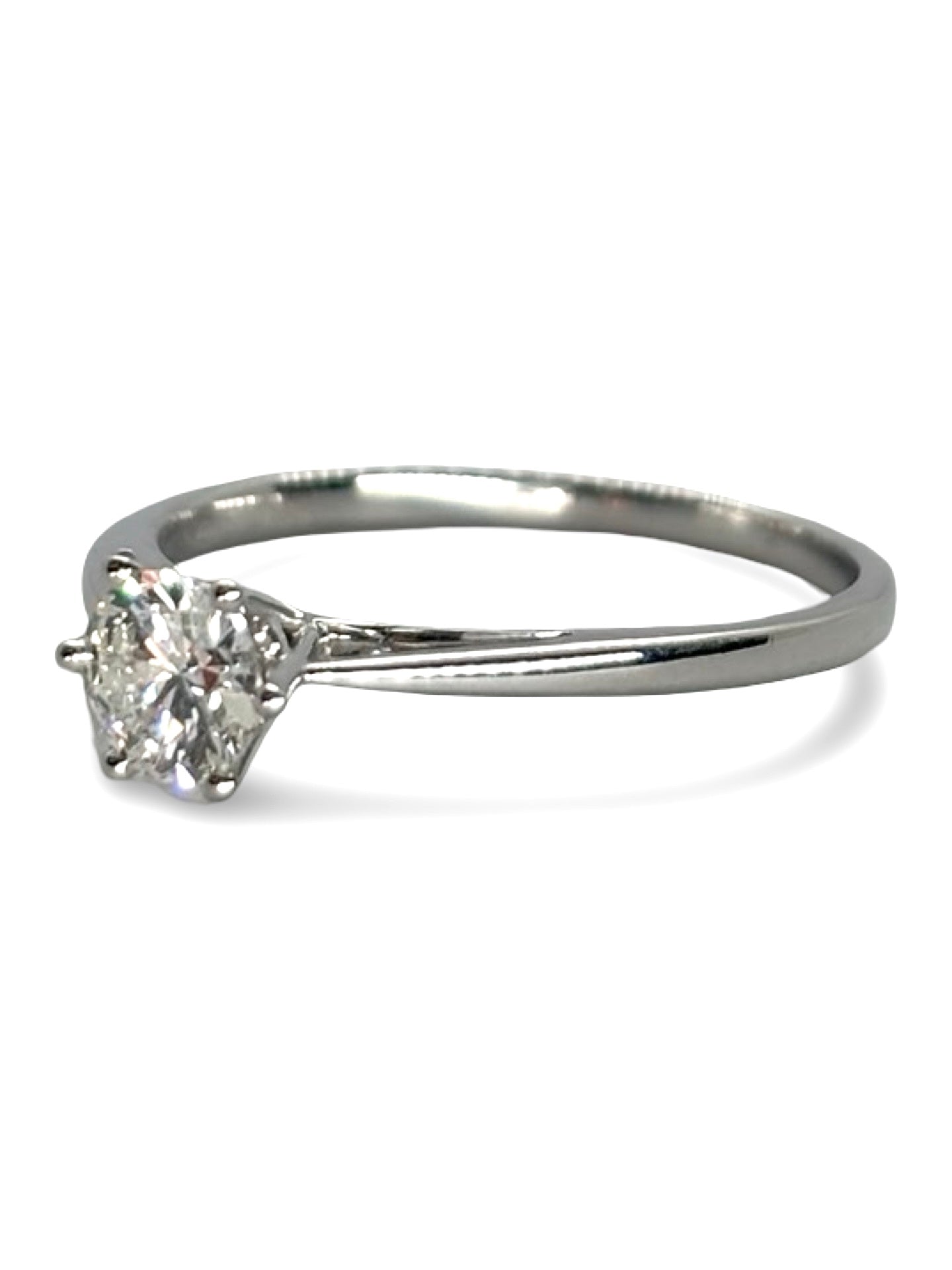 Solitaire en or blanc 18 carats avec diamant de 0,39 carat. Ce bijou raffiné met en valeur l’éclat pur du diamant et l’élégance de l’or blanc. Idéal pour un engagement ou une occasion spéciale, ce solitaire allie simplicité et sophistication, offrant une brillance intemporelle et un design classique qui sublime la main avec finesse et modernité.
